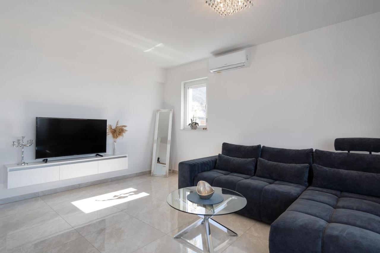 Sea View Apartment With Parking - Dina Makarska Exterior photo